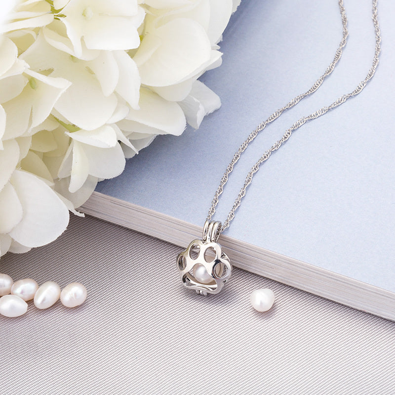 Glowing Paw Necklace – Animal Pendant with Night Light Effect